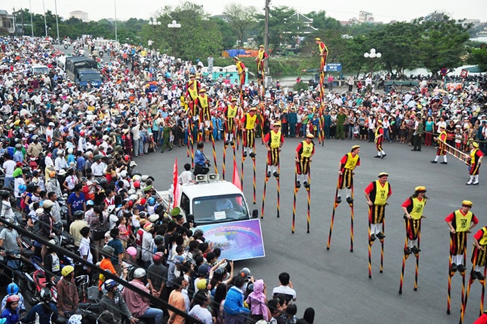 Hàng nghìn người dân cùng du khách đến xem các nghệ sĩ cà kheo biểu diễn trên đường phố Huế.