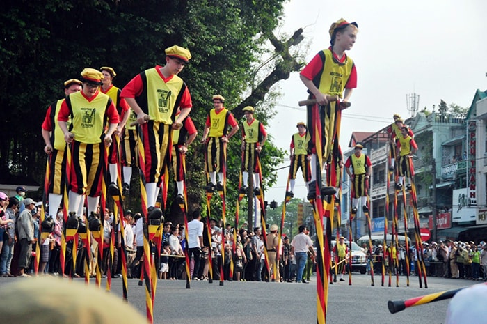 Đường Trần Hưng Đạo, một trong 3 điểm dừng chân biểu diễn của đoàn cà kheo, phục vụ du khách.