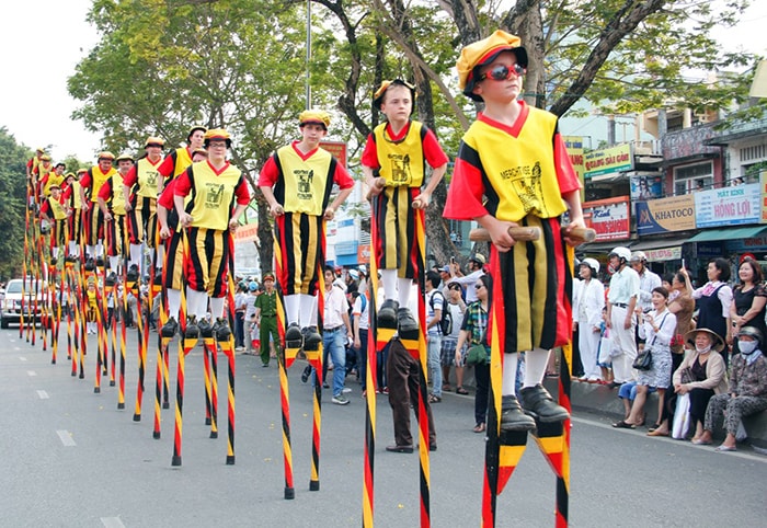 Sắc màu rực rỡ của các nghĩ sĩ đến từ vương quốc Bỉ như “tô điểm” thêm không gian đường phố Huế.