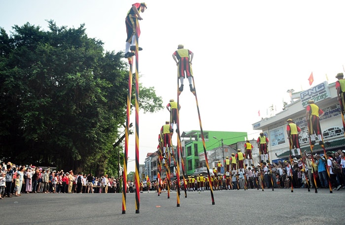 Những màn trình diễn trên không cao chót vót của các nghệ sĩ khiến du khách được một phen thót tim.