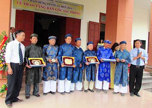 Đại diện các làng nhận bản gốc sắc phong triều Nguyễn.