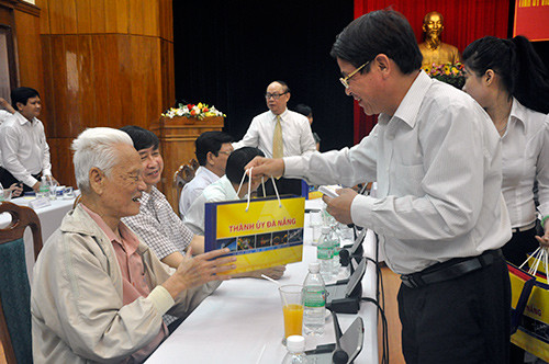 Bí thư Tỉnh ủy Nguyễn Đức Hải tặng quà các đại biểu. Ảnh: NGUYÊN ĐOAN