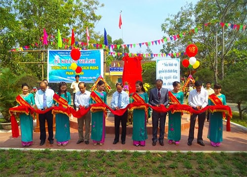 Lãnh đạo nhà trường và đại biểu cắt băng khánh thành.