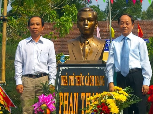 Ông Phan Diễn (bên phải) trong buổi lễ khánh thành tượng nhà trí thức cách mạng Phan Thanh.