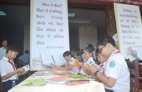 Nhiều bạn đọc tham gia Ngày hội Sách Việt Nam tại TP.Hội An. Ảnh Minh Hải