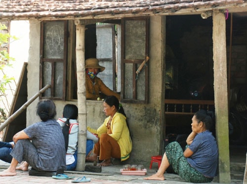 Người dân quê nghèo Tân Bình Trung xôn xao khi Trinh ôm tiền bỏ trốn.