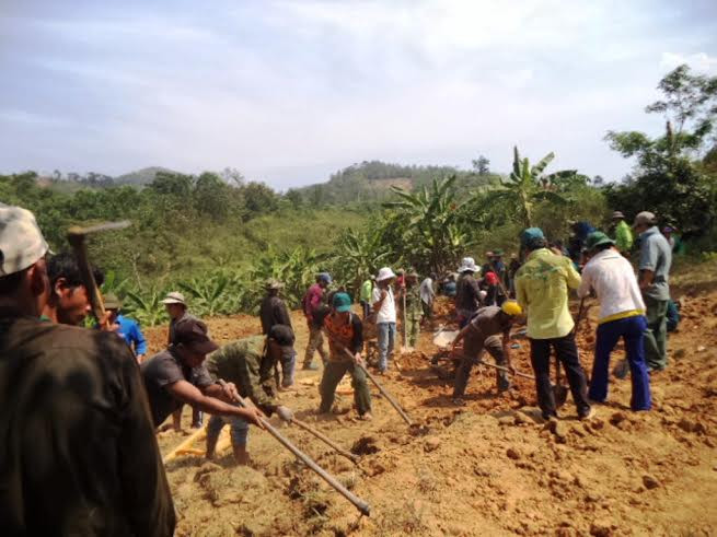 Lực lượng ĐVTN xã Sông Kôn giúp các hộ dân san nền nhà.