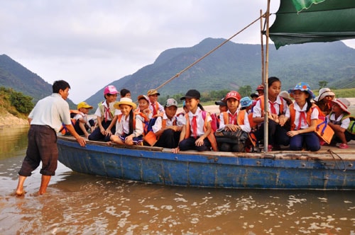 Để có cái chữ, học trò ở làng Tứ Nhũ (xã Quế Lâm) phải đi đò vượt sông Thu Bồn.