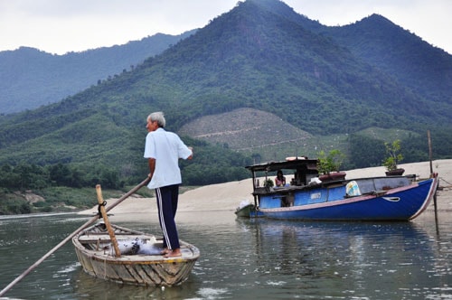 Với em Huỳnh Thị Thanh Thảo, học sinh lớp 9 Trường Tiểu học và THCS Quế Lâm 1 ghe thuyền này cũng là nhà ở.