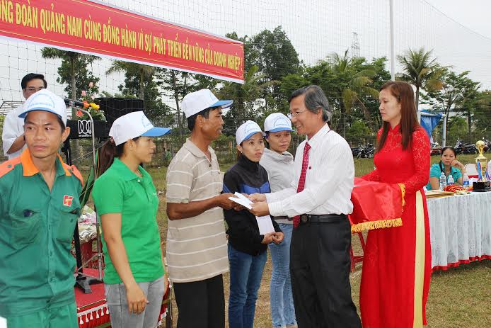Ông Phan Minh - Phó Chủ tịch  Liên đoàn Lao động tỉnh trao quà cho công nhân lao động có hoàn cảnh khó khăn.