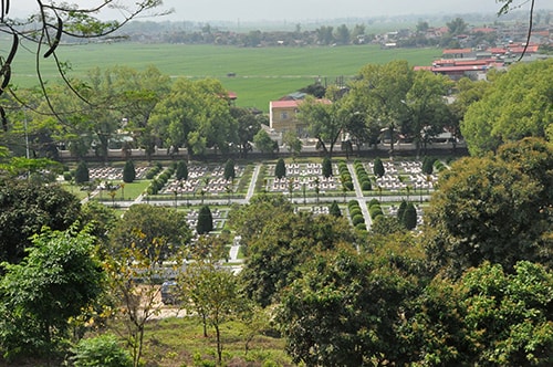 Nghĩa trang liệt sĩ nhìn từ Đồi A1.