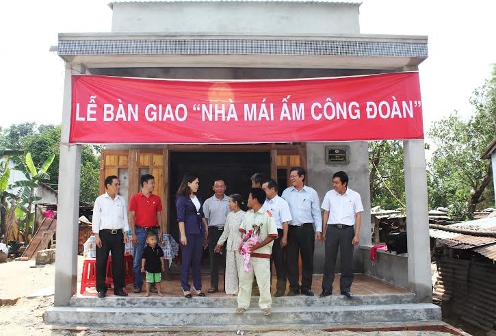 Trao nhà mái ấm công đoàn cho công nhân nghèo diễn ra trong tháng 4.2014.