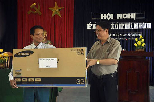 Bí thư Tỉnh ủy Nguyễn Đức Hải tặng chiếc ti vi cho chính quyền xã Phước Đức. 