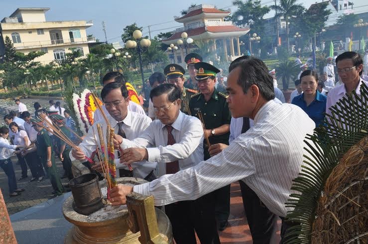 Các đồng chí lãnh đạo tỉnh viếng hyơng tại Nghĩa trang liệt sĩ trung tâm sáng 29.4