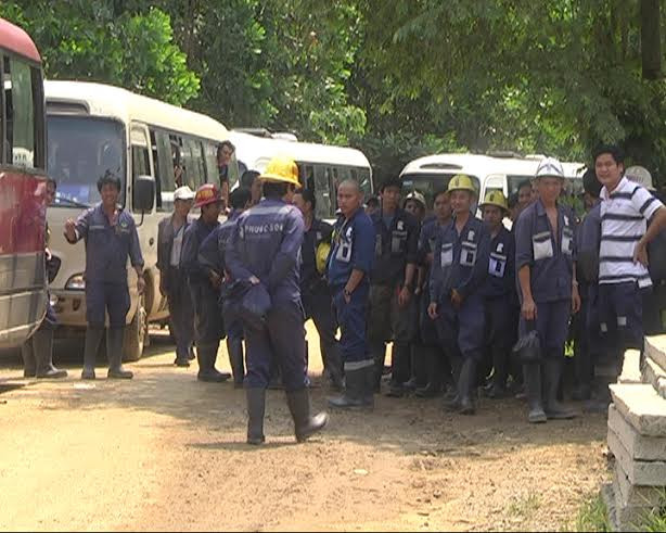 Sáng 11.4, bị người dân thôn 4 (xã Phước Đức) chặn xe, công nhân Công ty vàng Phước Sơn không thể vào nhà máy làm việc.