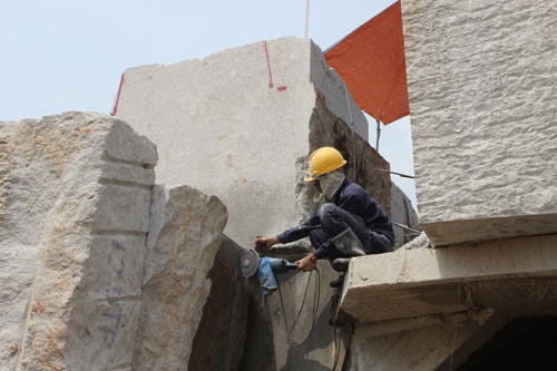 Những tảng đá granite nguyên khối được đưa lên lắp ghép đạt độ chính xác cao nhất.