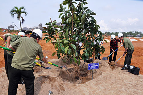 Bộ trưởng Bộ Công an Trần Đại Quang trồng cây lưu niệm tại Tượng đài Mẹ Việt Nam Anh hùng. Ảnh: Hữu Phúc