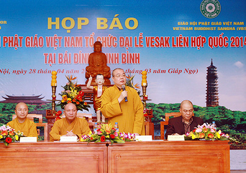 Hoà Thượng Thích Thanh Nhiễu, Phó Chủ tịch Thường trực Hội đồng Trị sự GHPG Việt Nam phát biểu khai mạc buổi họp báo Đại lễ Phật Đản Vesak Liên hợp quốc 2014. Ảnh: TTXVN