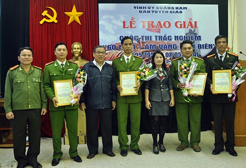 Ban Tuyên giáo Tỉnh ủy trao tặng giấy chứng nhận cho các cá nhân đoạt giải cuộc thi trắc nghiệm về Điện Biên Phủ. Ảnh: HÀN GIANG