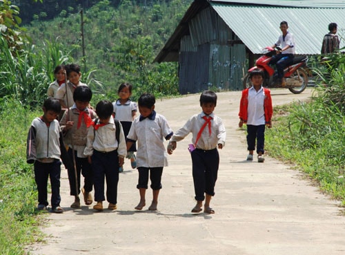 Các em học sinh trường Tiểu học bán trú Trà Cang giờ tan học. Ảnh: Vĩnh Yên