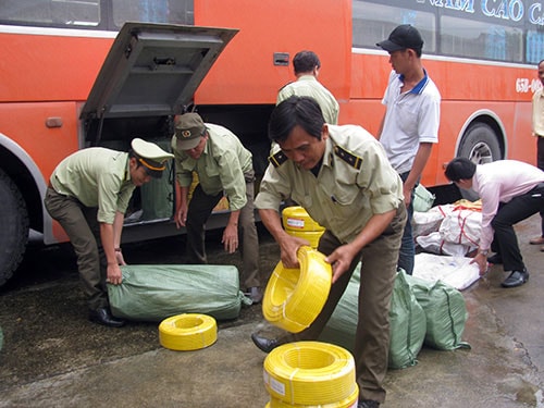 Lực lượng QLTT bắt giữ hàng gian lận thương mại đang được vận chuyển trên quốc lộ 1.