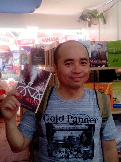 Đinh Lê Vũ và cuốn sách của mình trong Hội sách TP.Hồ Chí Minh mới đây nhất. 