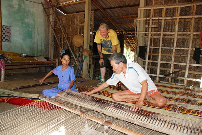 Ông Bert Kuijpers khâm phục cách mà người dân thôn Đông Bình (Duy Vinh, Duy Xuyên) làm nên một chiếc chiếu. Nỗ lực giữ nghề truyền thống dù một ngày công của 2 người thợ chỉ 60.000 đồng/đôi chiếu.