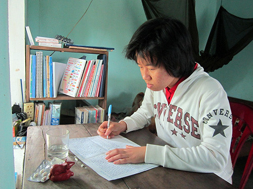 Em Lê Thị Trinh dù đang điều trị bệnh vẫn cố gắng học bài.