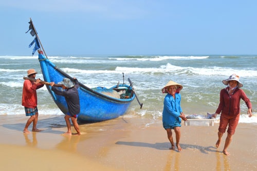 Ngư dân vùng bãi ngang ven biển ra khơi với các phương tiện nhỏ. Ảnh: QUANG VIỆT