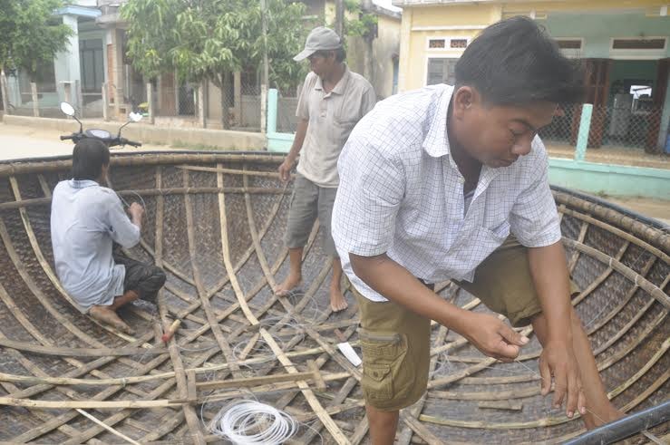 Ngư dân xã Tam Quang hối hả sửa chữa thúng câu chuẩn bị ra khơi.