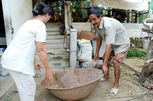 Ông Nguyễn Đình Lắm 30 năm qua vẫn giữ chiếc chảo nấu mật làm đường bát - một kỷ vật về nghề gia truyền.