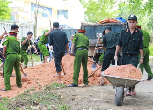 Các Đoàn viên thanh niên tình nguyện san ủi mặt bằng làm nơi đưa đón học sinh. Ảnh: Vĩnh Yên. 