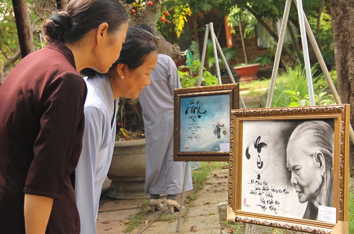 Các Phật tử cùng thưởng lãm nghệ thuật triển lãm “Mùa sen nở” vào sáng 12.5.