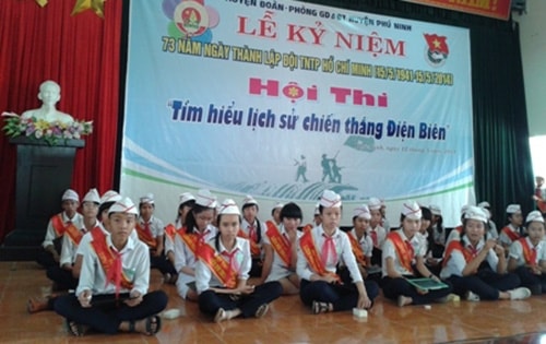 Các em học sinh THCS huyện Phú Ninh tham gia hội thi rung chuông ““Tìm hiểu lịch sử chiến thắng Điện Biên”.