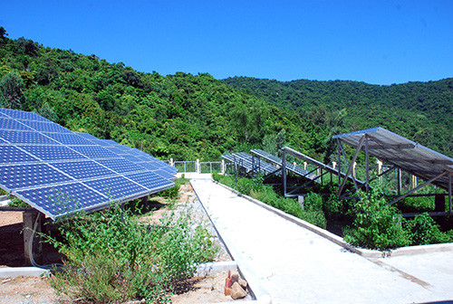 Dù có trạm phát điện hỗn hợp pin mặt trời - diezel, nhiều gia đình ở Bãi Hương (CLC) phải mua thêm máy phát điện mới đủ điện dùng cho sinh hoạt.