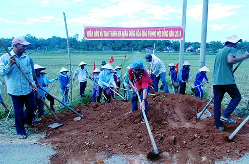 Nhân dân xã Tam Thành đang tích cực tham gia bê tông hóa giao thông nội đồng.