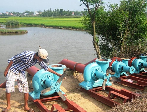 Hàng chục trạm bơm dã chiến vừa được lắp đặt.Ảnh: Nguyễn Sự