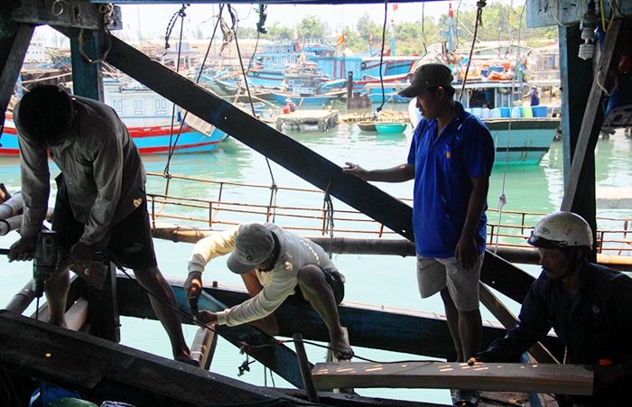 Kiểm tra, sửa chữa lại khung tàu.