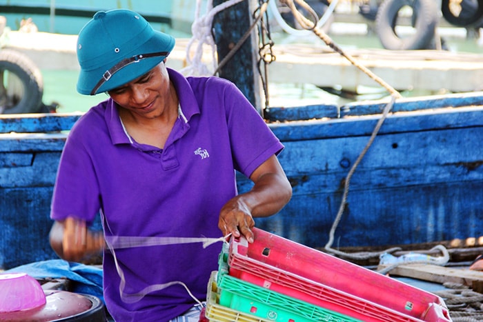 Thuyền viên Hoàng Quang Dũng buộc chặt đồ dùng để đựng cá.