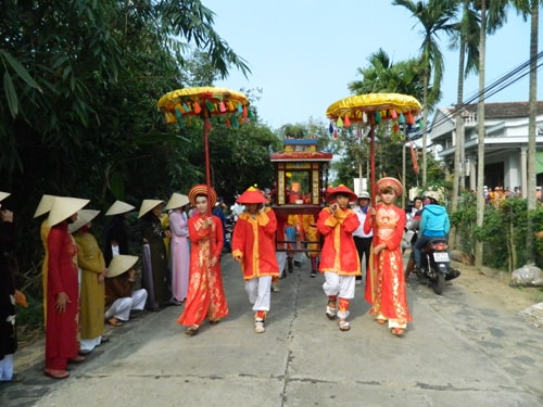 Hội nghị Trung ương 9 (khóa XI) xác định tiếp tục xây dựng môi trường văn hóa lành mạnh, phát huy các giá trị gia đình, cộng đồng, dân tộc. TRONG ẢNH: Đoàn rước sắc trong lễ hội Bà Thu Bồn ở Duy Xuyên. Ảnh: LÊ QUÂN