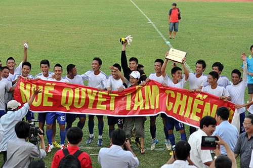 Niềm vui của các cầu thủ đội Huế sau khi giành quyền lên hạng nhất tại vòng chung kết giải hạng nhì năm 2013