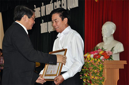 Bí thư Tỉnh ủy Nguyễn Đức Hải trao huy hiệu 50 năm tuổi Đảng cho đồng chí Đỗ Xuân Phùng, sinh hoạt tại Chi bộ Hội CCB tỉnh.