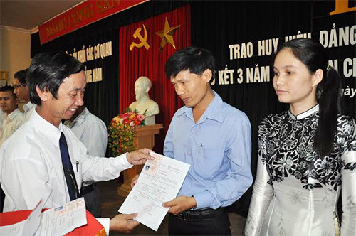 Bí thư Đảng ủy Khối cơ quan tỉnh Võ Hồng trao thẻ Đảng viên cho các đảng viên.