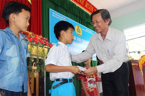 Ông Phan Minh Á - Phó Chủ tịch LĐLĐ tỉnh trao học bổng cho con em lao động nghèo huyện Thăng Bình.