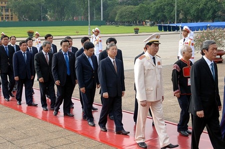 Vòng hoa của Đoàn mang dòng chữ 