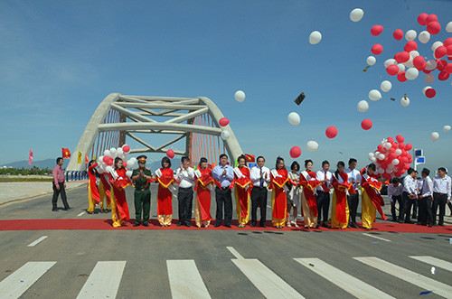 Cắt băng khánh thành đường vành đai phía nam TP.Đà Nẵng sáng 19.5.2014 trước Cầu Cổ Cò.