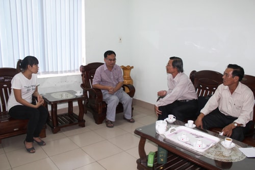 Leaders of Quang Nam provincial Confederation of Labour visit a Chinese enterprise.