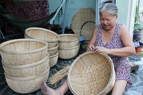 Những người đến từ xóm Bàu, xóm Triều Châu (huyện Duy Xuyên) đã mang theo nghề đan thúng mủng của cha ông di cư vào vùng sông nước miền Tây. Ảnh: MINH KIỆT