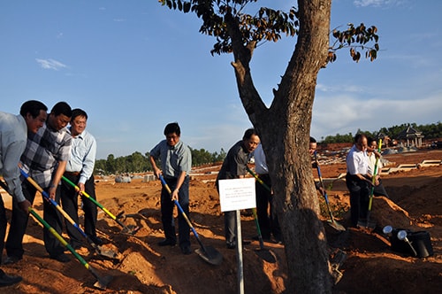 Lãnh đạo tỉnh Cà Mau trồng cây vú sữa tại Khu tưởng niệm Tượng đài Mẹ Việt Nam anh hùng.