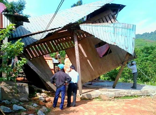 Hiện trường một ngôi nhà của người dân bị ngã đổ, hư hại. Ảnh CTV